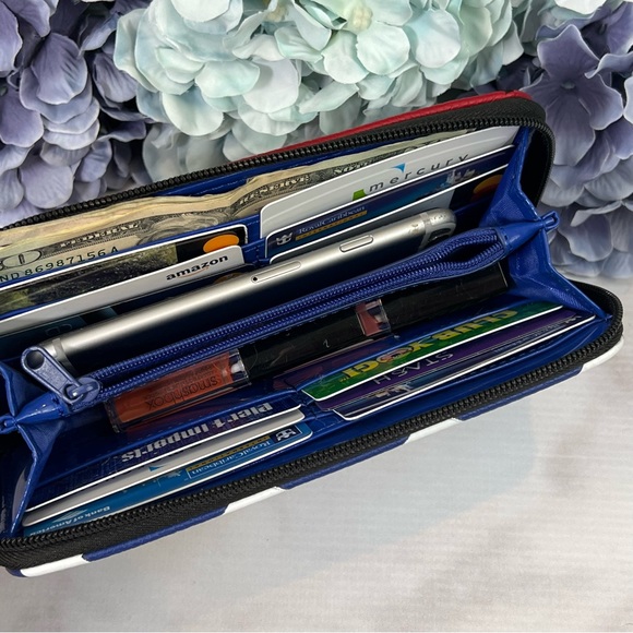 DC Comics Wonder Woman Double Sided Clutch Wallet - Picture 6 of 16